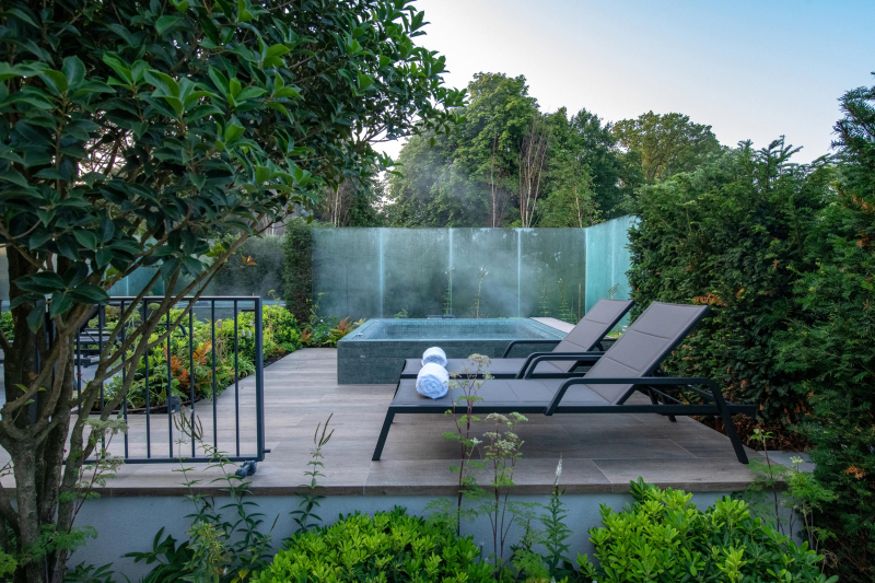 1_5.-Hot-tub-loungers