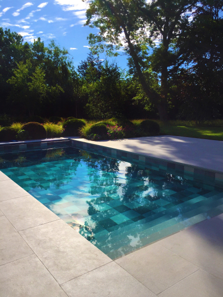 Swimming-Pool surrounded by porcelain terrace