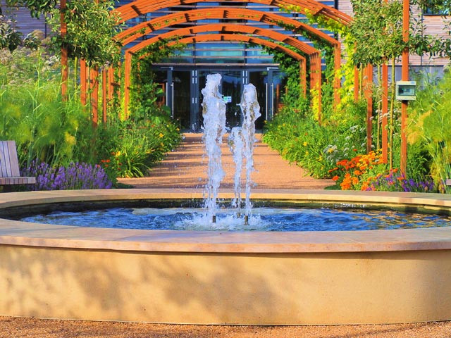 Fountain and central alley